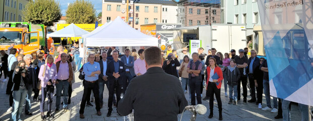 Staatsminister Christian Bernreiter hält ein Grußwort bei der Veranstaltung "Wir bewegen Bayern" in Deggendorf.
