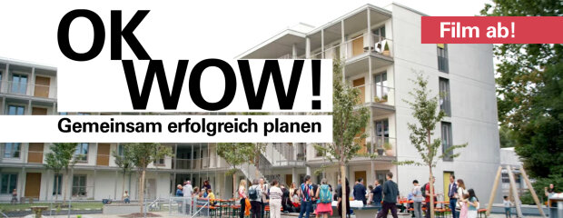 Im Innenhof einer neuen Wohnanlage sind einige Personen um Biertischgarnituren versammelt. Text: OK WOW! Gemeinsam erfolgreich planen - Film ab! Im Innenhof einer neuen Wohnanlage sind einige Personen um Biertischgarnituren versammelt. Text: OK WOW! Gemeinsam erfolgreich planen - Film ab!