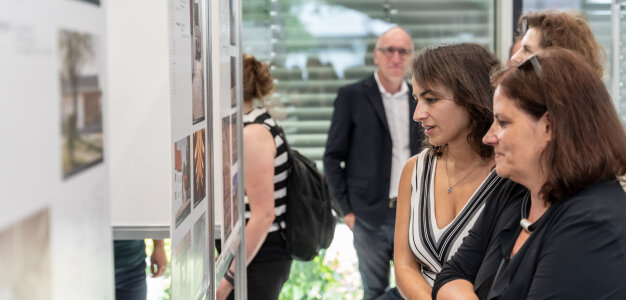 Gäste bei der Eröffnungsfeier der Architektouren-Ausstellung