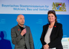 Die Laudatoren Architekt Amandus Samsoe Sattler, Vorsitzender des Preisgerichts und Karin Sandeck, Ministerialrätin im Bayerischen Staatsministerium für Wohnen, Bau und Verkehr