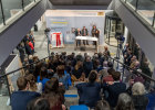 Blick von der Treppe auf die Podiumsdiskussion