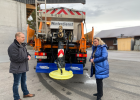 Verkehrsministerin Kerstin Schreyer und Frank Plate, Leiter der Straßenmeisterei Riem vor einem Winterdienst-Fahrzeug