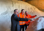 Thomas Huber, Werkleiter Develey, Verkehrsminister Dr. Hans Reichhart und Leiter der Straßenmeisterei Gersthofen Konrad Schneller im Salzlager