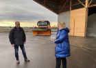 Verkehrsministerin Kerstin Schreyer und Frank Plate, Leiter der Straßenmeisterei Riem vor dem Salzlager in Sauerlach. Im Hintergrund ist ein Räumfahrzeug zu sehen. 