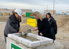 Bauministerin Kerstin Schreyer und der Polier der Baustelle beim Zumauern des Grundsteins.