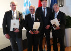 Die Ordensträger mit Staatsminister Dr. Hans Reichhart.
Von links: Werner Wölfel, Prof. Dr. Heinz Maier, Dr. Hans Reichhart, Kurt Aue