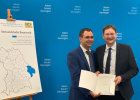 Übergabe des Förderbescheids an den stellvertretenden Landrat des Landkreises Passau Herrn Raimund Kneidinger durch Verkehrsminister Dr. Hans Reichhart