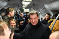 Markus Söder und Hans Reichhart in der Münchner S-Bahn