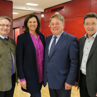 Verkehrsstaatssekretär Josef Zellmeier und Verkehrsministerin Ilse Aigner im Gespräch mit den Landtagsabgeordneten Helmut Brunner und Max Gibis