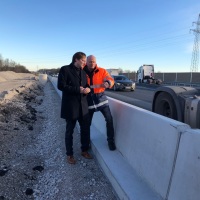 Staatsminister Hans Reichhart besichtigt die Baumaßnahmen an der A 99