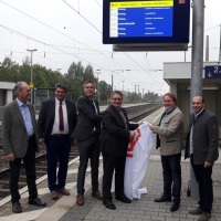 Neue Fahrgastinformationsmonitore: v.l. Otto Pritscher (Zweiter Bürgermeister), Peter Forstner (Erster Bürgermeister), Andreas Rudolf (Leiter Regionalbereich Süd der DB Station&Service AG), Verkehrsstaatssekretär Josef Zellmeier, Helmut Radlmeier (MdL), Florian Oßner (MdB)
Neue Fahrgastinformationsmonitore: v.l. Otto Pritscher (Zweiter Bürgermeister), Peter Forstner (Erster Bürgermeister), Andreas Rudolf (Leiter Regionalbereich Süd der DB Station&Service AG), Verkehrsstaatssekretär Josef Zellmeier, Helmut Radlmeier (MdL), Florian Oßner (MdB)
