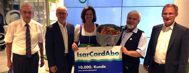 Bayerns Verkehrsministerin Ilse Aigner überreicht Jahresabo an den 10.000. Neukunden der Abo-Aktion. Bayerns Verkehrsministerin Ilse Aigner überreicht Jahresabo an den 10.000. Neukunden der Abo-Aktion.
