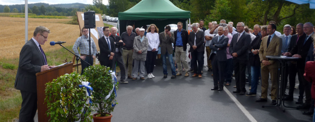 Bayerns Verkehrsstaatssekretär Josef Zellmeier setzt drei Spatenstiche in der Oberpfalz. Bayerns Verkehrsstaatssekretär Josef Zellmeier setzt drei Spatenstiche in der Oberpfalz.