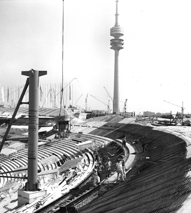 Bauarbeiter beim Aufbau des Olympiadaches in München für die XX Olympischen Sommerspiele 1972 Bauarbeiter beim Aufbau des Olympiadaches in München für die XX Olympischen Sommerspiele 1972