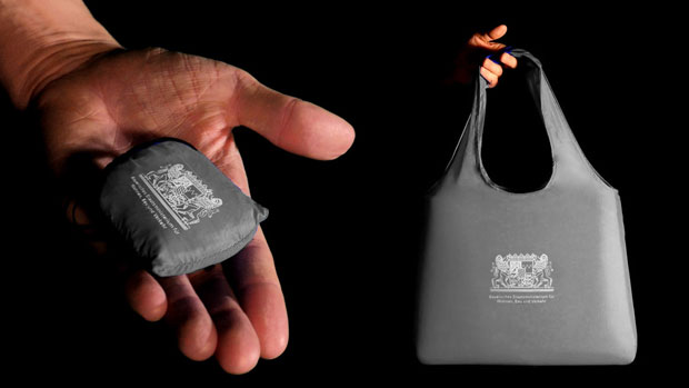 Eine Hand hält den klein zusammengefalteten Nanobag, eine andere Hand hält ihn in ausgefaltetem Zustand Eine Hand hält den klein zusammengefalteten Nanobag, eine andere Hand hält ihn in ausgefaltetem Zustand
