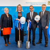 Übergabe der Insignien des Bauministeriums - Bauhelm und Spaten - an Staatsministerin Kerstin Schreyer, MdL und Staatssekretär Klaus Holetschek, MdLV.l.n.r.: Ministerialdirektorin Brigitta Brunner, Staatsministerin Kerstin Schreyer, MdL, Staatssekretär Klaus Holetschek, MdL, Amtschef Ministerialdirektor Helmut Schütz