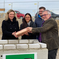 Grundsteinlegung für die neue Stadibau-Wohnanlage. V.l.n.r.: Bauministerin Kerstin Schreyer, Stadtbaurätin Prof. Dr. Elisabeth Merk, Sebastian Kriesel, CSU-Ortsverband Aubing - Neuaubing - Westkreuz - Freiham, Helmut Gropper, Geschäftsführer Stadibau GmbH 