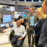 Verkehrsministerin Kerstin Schreyer zu Besuch bei der Betriebszentrale der DB Netz.V.l.n.r.: Netzkoordinator Konrad Freilinger, Frank Schlesier, Leiter der Betriebszentrale der DB Netz, Verkehrsministerin Kerstin Schreyer, und Klaus-Dieter Josel, DB-Konzernbevollmächtigter für Bayern