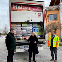 Besuch bei der bei der Hubert Hörndl Transporte GmbH in Forstinning: V.l.n.r.: Transportunternehmer Hubert Hörndl, Bayerns Verkehrsministerin Kerstin Schreyer und der Ebersberger Landrat und Leiter des dortigen Krisenstabs, Robert Niedergesäß.