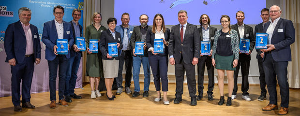 Bayerns Bauminister Christian Bernreiter mit den Vertreterinnen und Vertretern der Kommunen und Planungsbüros, die an „Smart Cities, Smart Regions“ teilgenommen haben Bayerns Bauminister Christian Bernreiter mit den Vertreterinnen und Vertretern der Kommunen und Planungsbüros, die an „Smart Cities, Smart Regions“ teilgenommen haben