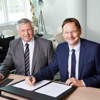 Unterzeichnung einer Vereinbarung zum Projekt "Ausbau des Münchner Nordrings": Dr. Herbert Grebenc, Bereichsleiter Immobilien der BMW Group und Verkehrsminister Dr. Hans Reichhart
