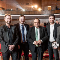 BDA-Preis für Projekt der Städtebauförderung in Röttingen
Im Bild von links: Architekt Stefan Schlicht, Staatsminister Dr. Hans Reichhart, Bürgermeister Martin Umscheid, Architekt Christoph Lamprecht, Bauleiter Jochen Munke mit dem Siegeremblem des BDA 