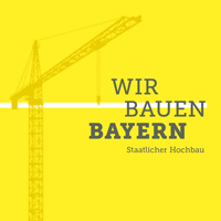 Ein dunkelgelber, grafisch dargestellter Kran auf gelber Fläche. Schrift: Wir bauen Bayern. Staatlicher Hochbau