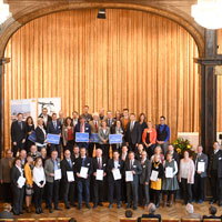 Gruppenfoto der ausgezeichneten und der neu aufgenommenen Kommunen