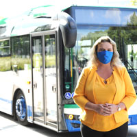Verkehrsministerin Kerstin Schreyer steht vor einem Schulbus Verkehrsministerin Kerstin Schreyer steht vor einem Schulbus