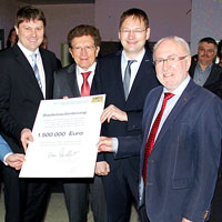 Übergabe eines Förderbescheids an den Markt Meitingen.

Auf dem Bild von links: Annemarie Probst, Bezirks-, Kreis-, Marktgemeinderätin, Dr. Fabian Mehring, MdL, Kreis- und Marktgemeinderat, Johann Häusler, MdL, Dr. Michael Higl, 1. Bürgermeister, Georg Winter, MdL, Dr. Hans Reichhart, Bauminister, Heinz Liebert, Stellv. Landrat, Claudia Riemensperger, Kreisrätin, 3. Bürgermeisterin, Werner Grimm, 2. Bürgermeister
