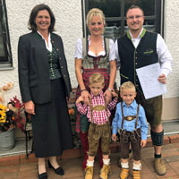 Bauministerin Ilse Aigner übergibt einen Förderbescheid über 10.000 Euro für die Eigenheimzulage an Familie Wistop aus Mauern