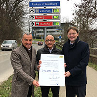 Übergabe des Förderbescheids für neues Parkleitsystem in Günzburg.
Von links: Gerhard Jauernig, Oberbürgermeister der Stadt Günzburg, Alfred Sauter, MdL, Hans Reichhart, Bayerischer Verkehrsminister