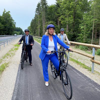 Verkehrsministerin Kerstin Schreyer, Klaus Korneder, Erster Bürgermeister der Gemeinde Grasbrunn und Bundestagsabgeordneter Florian Hahn mit Fahrrädern auf einem Radweg in Putzbrunn