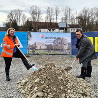 Bauministerin Kerstin Schreyer und Michael Ehret, Geschäftsführer der Ehret+Klein GmbH beim Spatenstich