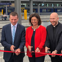 Verkehrsministerin Ilse Aigner und der bayerische Konzernbevollmächtigte der Deutschen Bahn, Klaus-Dieter Josel, bei der Eröffnung des sanierten Holzkirchner Flügelbahnhofs