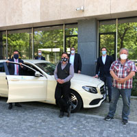 Vertreter des bayerischen Taxigewerbes mit Verkehrsstaatssekretär Klaus Holetschek mit Mundschutz und Abstand vor einem Taxi. 
V.l.n.r.: Jörg Wohlfahrt (Taxi München eG), Verkehrsstaatssekretär Klaus Holetschek, Christian Hess (Isarfunk), Alfred Lehmair (Landesverband bayerischer Taxi- und Mietwagenunternehmen e.V.), Alexander Mönch (Free Now), Christoph Weigler (Uber), Donald Huber (Taxiunternehmer)