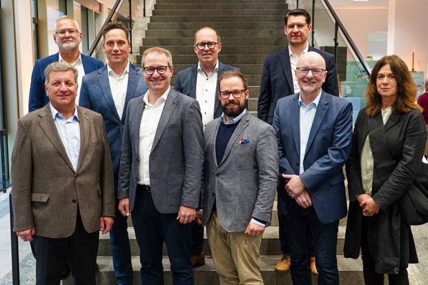 Bayerns Bauminister Christian Bernreiter, Ricus Kerckhoff, Stadtbaurat der Stadt Schwabach, Dr. Mario Paul, erster Bürgermeister der Stadt Lohr am Main, Markus Ochsenkühn, Oberbürgermeister der Stadt Neumarkt i.d.OPf., Christoph Strasser, Leiter der Bauverwaltung der Stadt Deggendorf, Jan Rothenbacher, Oberbürgermeister der Stadt Memmingen, Dominik Sauerteig, Oberbürgermeister der Stadt Coburg, Alexander Putz, Oberbürgermeister der Stadt Landshut, und Barbara Schelle, Stadtbaumeisterin der Stadt Freising. Bayerns Bauminister Christian Bernreiter, Ricus Kerckhoff, Stadtbaurat der Stadt Schwabach, Dr. Mario Paul, erster Bürgermeister der Stadt Lohr am Main, Markus Ochsenkühn, Oberbürgermeister der Stadt Neumarkt i.d.OPf., Christoph Strasser, Leiter der Bauverwaltung der Stadt Deggendorf, Jan Rothenbacher, Oberbürgermeister der Stadt Memmingen, Dominik Sauerteig, Oberbürgermeister der Stadt Coburg, Alexander Putz, Oberbürgermeister der Stadt Landshut, und Barbara Schelle, Stadtbaumeisterin der Stadt Freising.