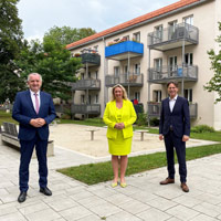 Vor der Wohnanlage Passauerstraße in München. 
V.l.n.r.Staatsminister Thomas Schmidt, Staatsministerin Kerstin Schreyer,
Dr. Klaus-Michael Dengler, Geschäftsführer der GEWOFAG
