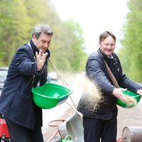 Blühstreifen für mehr Artenschutz in Bayern: Ministerpräsident Dr. Markus Söder und Verkehrsminister Dr. Hans Reichhart bei der Aussaat eines 1.250 Meter langen Blühstreifens bei Lauf an der Pegnitz
