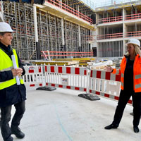 Besichtigung der Baustelle des neuen Strafjustizzentrums München. V.l.: Eberhard Schmid, Leiter des Staatlichen Bauamts München 1, und Bauministerin Kerstin Schreyer