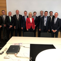 Gruppenbild des Zukunftsrats ÖPNV. Von links nach rechts: Ministerialdirektor Helmut Schütz, StMB, Andreas Mäder, Geschäftsführer VGN, Thomas Prechtl, Geschäftsführer BEG, Franz Löffler, Landrat des Landkreises Cham, Klaus-Dieter Josel, Konzernbevollmächtigter der DB AG für den Freistaat Bayern, Ulrike Scharf, MdL, Staatsminister Dr. Hans Reichhart, Dr. Bernd Rosenbusch, Geschäftsführer MVV, Hubert Fischer, 1. Bürgermeister Krumbach, Ingo Wortmann, Geschäftsführer MVGBernd Buckenhofer, geschäftsführendes Vorstandsmitglied des Bayerischen Städtetags, Josef Brandner, Geschäftsführer BBS Brandner Bus Schwaben Verkehrs GmbH