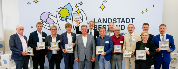 Gruppenbild mit den Vertretern der Modellgemeinden mit Bauminister Christian Bernreiter Gruppenbild mit den Vertretern der Modellgemeinden mit Bauminister Christian Bernreiter