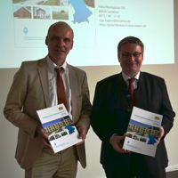 Der Vorsitzende des Oberen Gutachterausschusses, Maximilian Karl und Baustaatssekretär Josef Zellmeier  
bei der Vorstellung des Immobilienmarktberichts 2018 