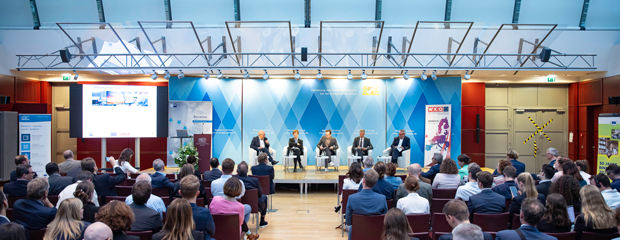 Blick von hinten auf das Publikum und das Podium bei der Veranstaltung "DIGITAL MOVE" Blick von hinten auf das Publikum und das Podium bei der Veranstaltung "DIGITAL MOVE"