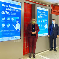 Unter dem Motto „Dein Schutz schützt uns alle“ appellieren Bayerns Verkehrsministerin Kerstin Schreyer und Verkehrsstaatssekretär Klaus Holetschek weiterhin an die Fahrgäste, sich an die „Maskenpflicht“ im öffentlichen Nahverkehr zu halten.