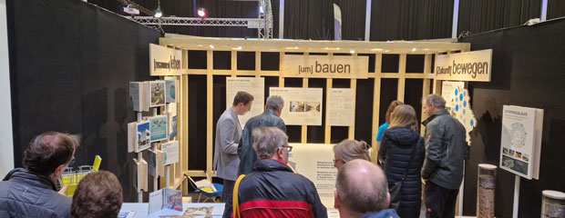 Besucher sehen sich den Messestand des StMB auf der Landshuter Umweltmesse an Besucher sehen sich den Messestand des StMB auf der Landshuter Umweltmesse an