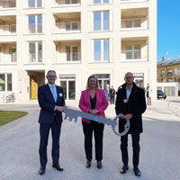 Bauministerin Kerstin Schreyer mit Ralph Büchele, Geschäftsführer der Bayernheim GmbH und Benedikt Lehr, Prokurist ABG bei der symbolischen Schlüsselübergabe für 66 neue Wohnungen an der Salierstraße in München