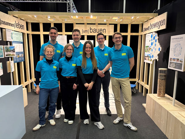 Gruppenfoto des Messeteams des StMB am Messestand auf der Umweltmesse Gruppenfoto des Messeteams des StMB am Messestand auf der Umweltmesse
