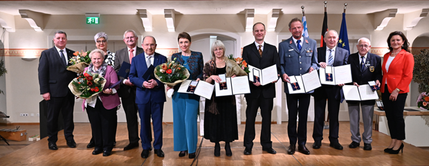 Gruppenbild mit den geehrten Bürgerinnen und Bürgern und Staatsminister Christian Bernreiter