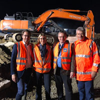 Bundesverkehrsminister Andreas Scheuer Bayerns Verkehrsstaatssekretär Josef Zellmeier bei der nächtlichen Besichtigung der 24h-Baustelle an der A 92. Auf dem Foto v.l.n.r: Bundesminister Andreas Scheuer, Katrin Roth (Leiterin der Dienststelle München der ABD Südbayern), Staatssekretär Josef Zellmeier, Prof. Dr.-Ing.  Wolfgang Wüst (Präsident der Autobahndirektion Südbayern)